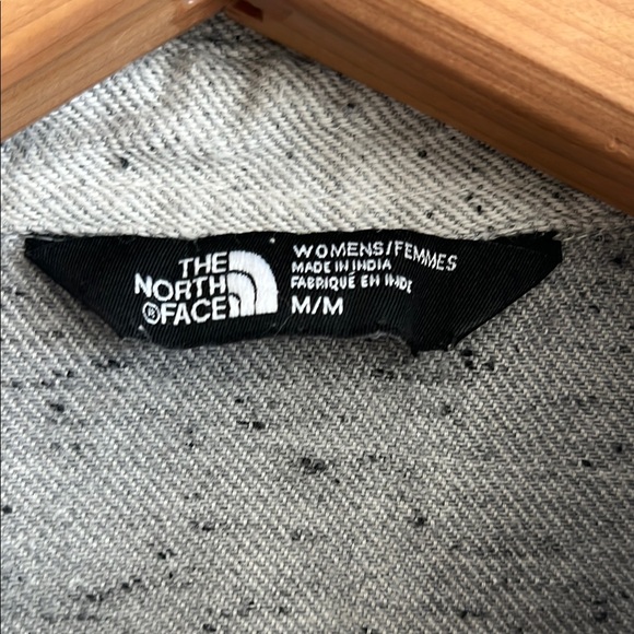 The North Face Women’s Gray Heather Button-Down Shirt Size M - Picture 2 of 4